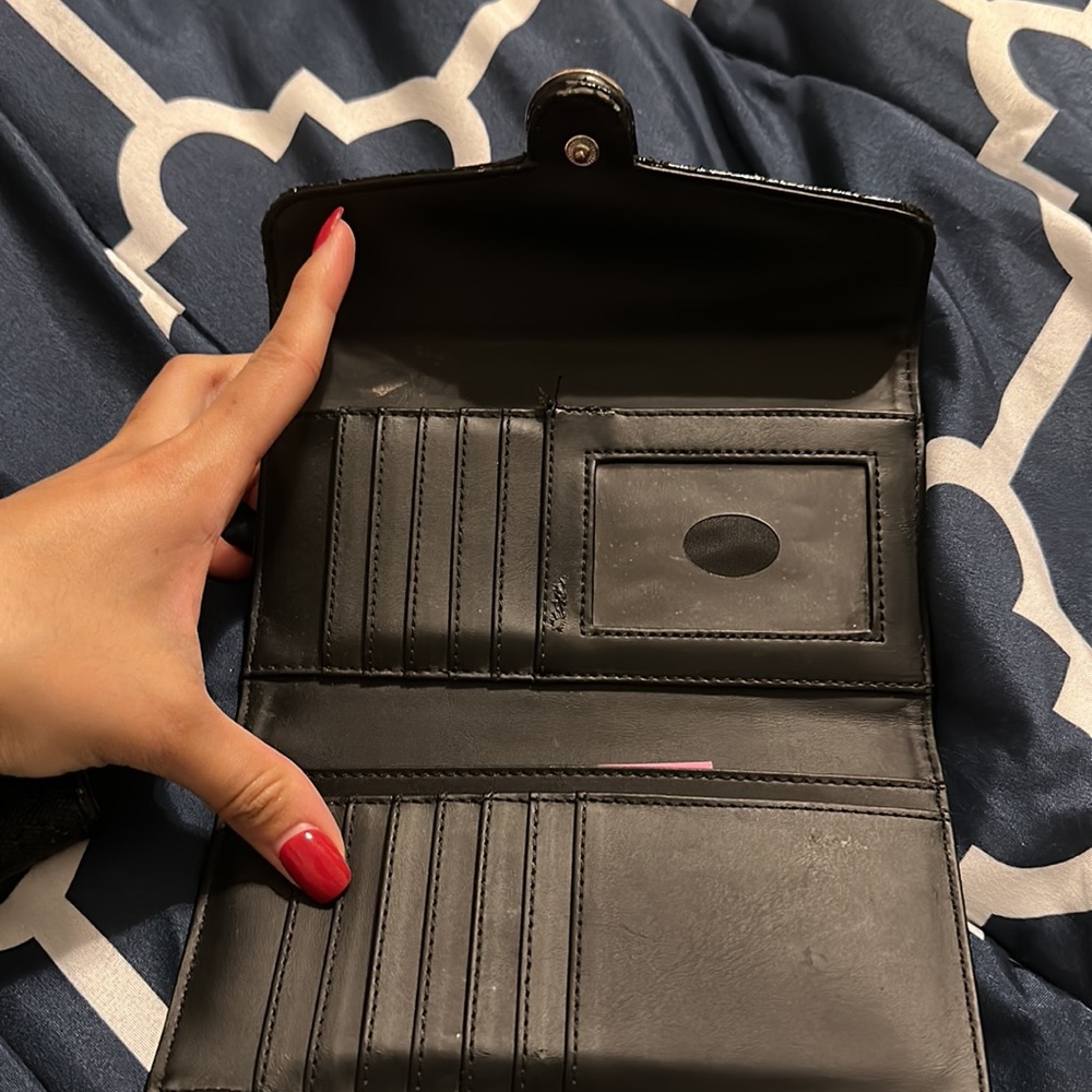 Both authentic guess wallets - Picture 3 of 4